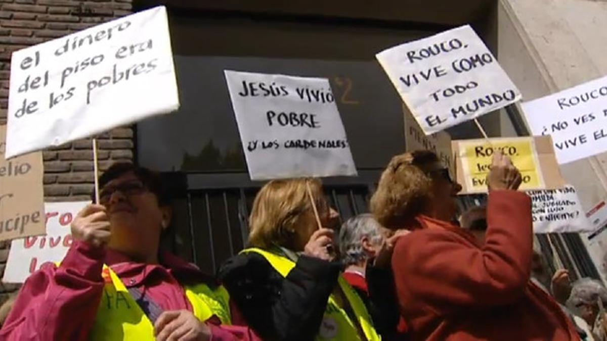 Un grupo de católicos protestan ante la actual vivienda de Rouco Varela por el gasto exagerado que supone para la Iglesia.