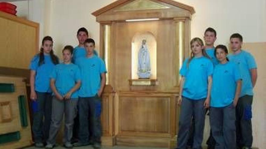 Los alumnos de carpintería de la Escuela Taller completan la instalación de un altar para la Virgen de Fátima