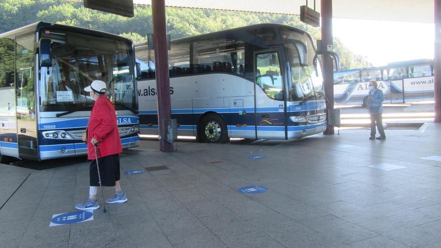 Malestar entre los turistas porque los autobuses que suben a los Lagos no funcionan el Día de Asturias