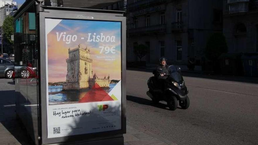 Una de las casi 100 marquesinas con promoción del Vigo-Lisboa. // Lores