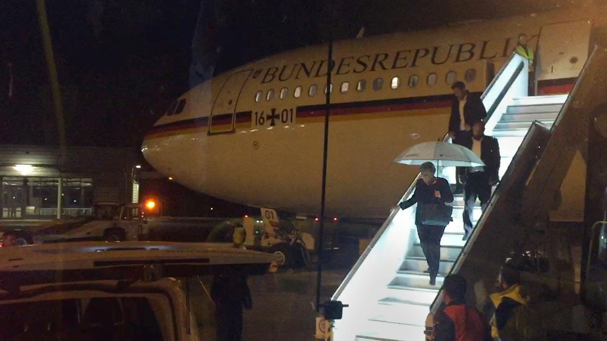Merkel, forzada a retrasar su viaje a Buenos Aires para el G-20 por un problema técnico en su avión. En la imagen, la cancillera bajando de su avión en el aeropuerto de Colonia, donde tuvo que hacer un aterrizaje de emergencia.