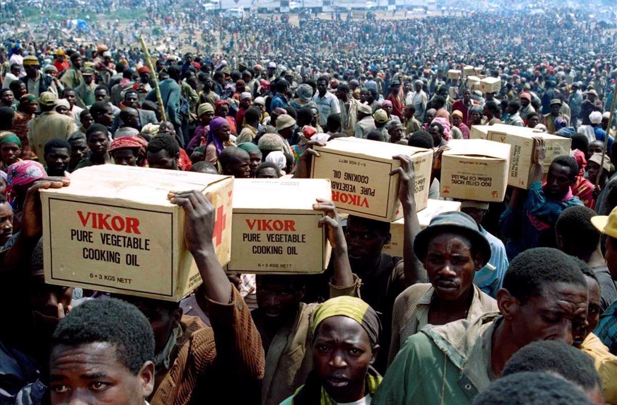 Refugiados ruandeses recogen alimentos en un punto de distribución de la Cruz Roja. En el 2001, Ruanda instauró unos tribunales que juzgaron a cerca de dos millones de personas por su presunta relación con el genocidio.