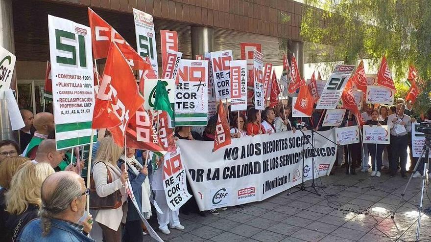 Un centenar de trabajadores del hospital Infanta Margarita protesta contra los recortes del SAS