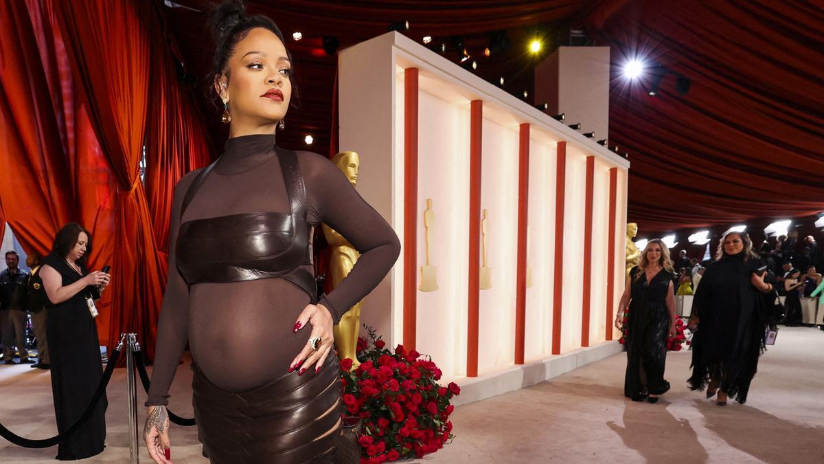 Rihanna, embarazada, a su llegada a los Oscar 2023.