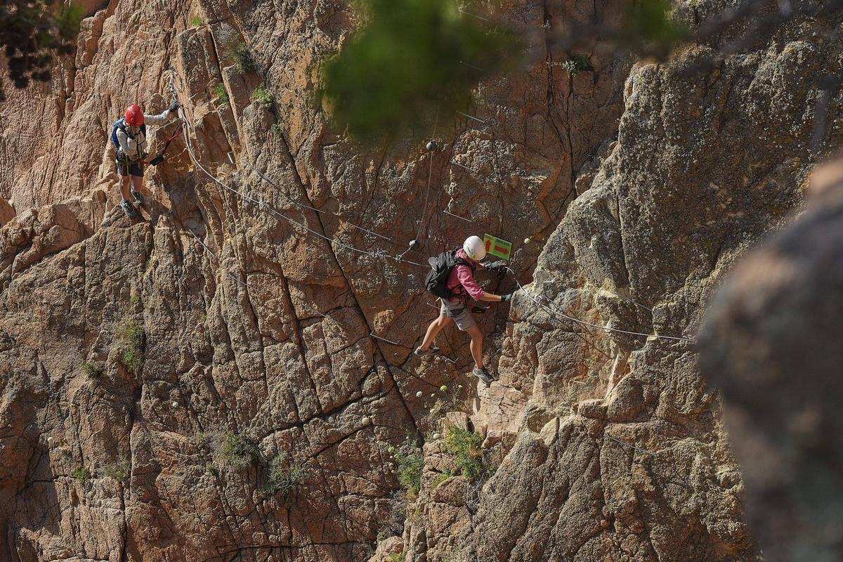Les imatges de la via ferrada de la Cala del Molí que hauran de desmantellar Les imatges de la via ferrada de la Cala del Molí que hauran de desmantellar