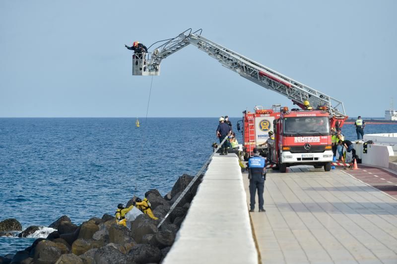 07-08-2019 LAS PALMAS DE GRAN CANARIA. Encontrado un cadáver en la escollera de la Avenida Marítima  | 07/08/2019 | Fotógrafo: Andrés Cruz