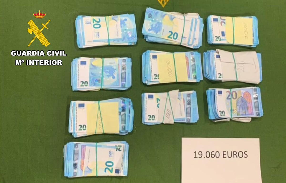 Billetes falsos de 20 euros intervenidos a un hombre en un control.