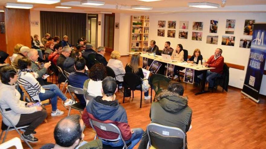 Reunión de ayer de la Plataforma Proauditorio, en el local de la Asociación de Mulleres. //Gonzalo Núñez