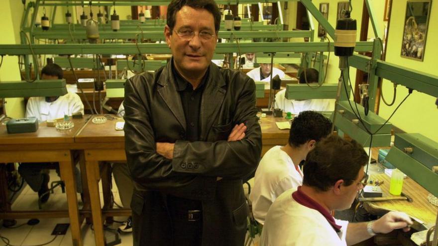 Juan Candame, en su empresa de joyería en 2001.   | // IRENE MOLINA