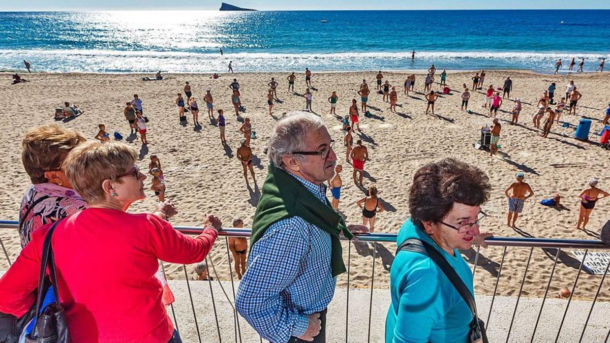Pensionistas frente a una playa española.