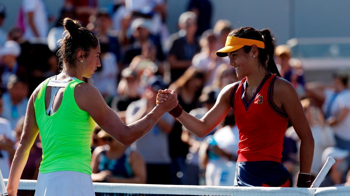 Sorribes saluda a Raducanu al final del partido