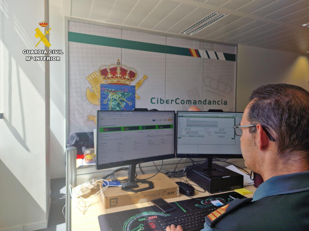 Agents de la "cibercomandància" de la Guàrdia Civil treballant, foto d'arxiu.