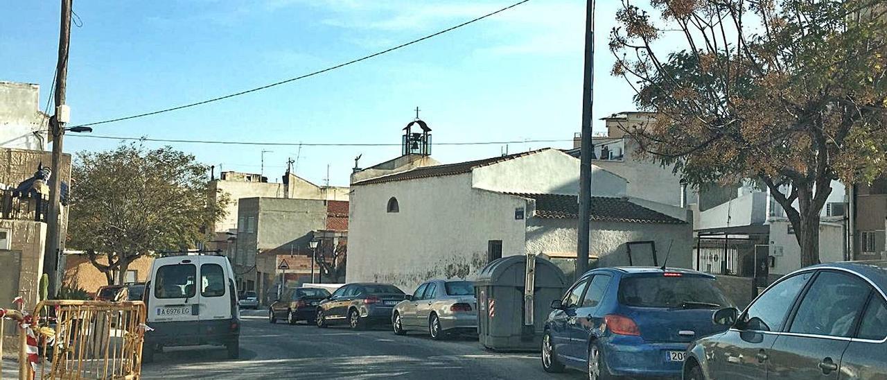 Entorno de la calle Ángel de Crevillent donde se encuentra la ermita del barrio.