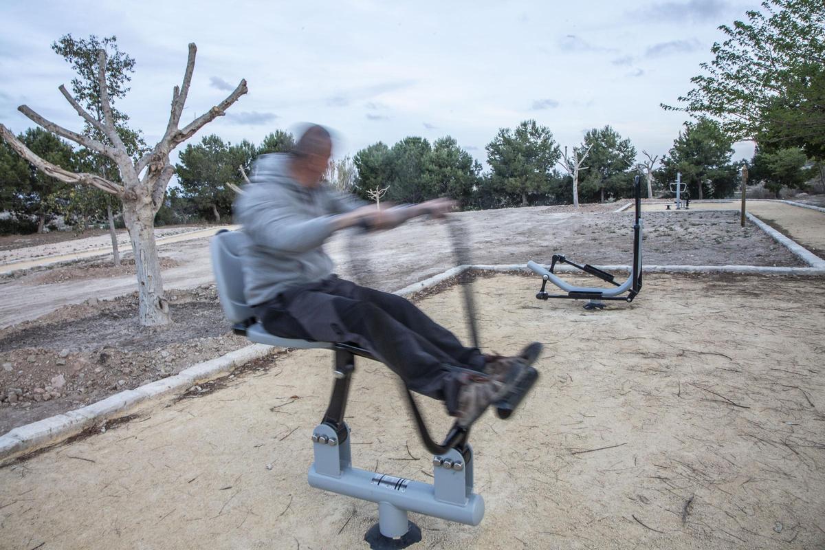 Un hombre realiza ejercicios en un parque