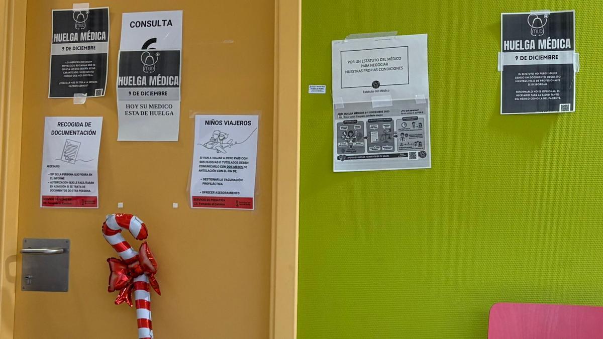 Una consulta de un centro de salud de Castelló en el que se avisa de la huelga médica