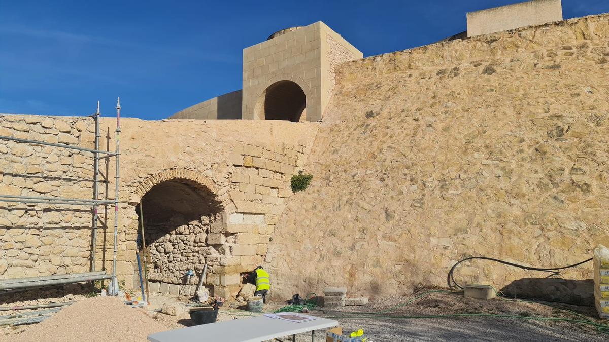 Las obras que se están realizando en el Castillo de Elda, cuya puesta en valor en una de las prioridades en las cuentas