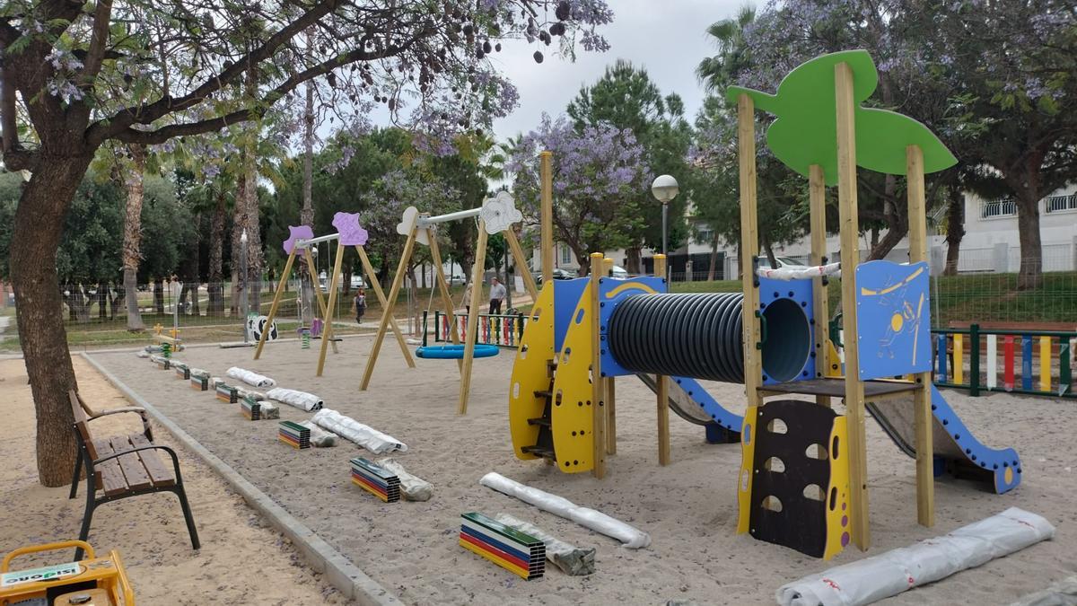 Nuevos juegos infantiles en el parque ubicado en el jardín de la calle Artemisa en El Palmar.
