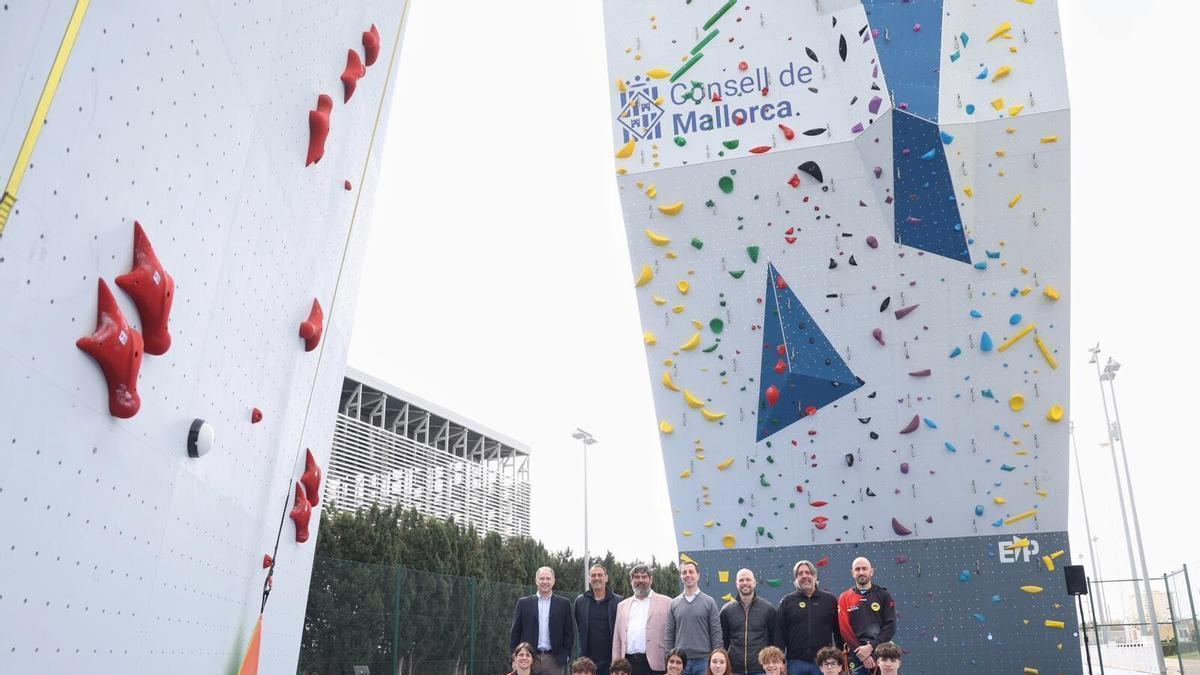 Foto grupal del acto de inauguración de los dos nuevos rocódromos del polideportivo de Sant Ferran.