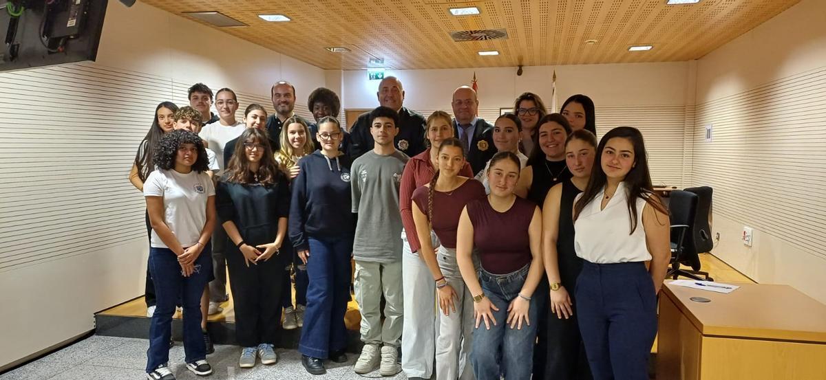 Alumnos del IES Luis Diego Cuscoy, en el Palacio de Justicia de Arona.