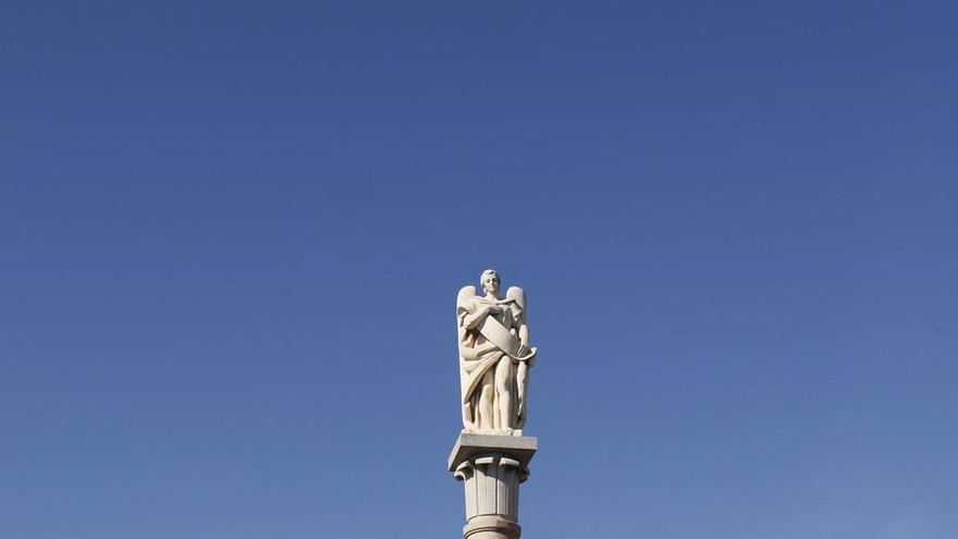 Triunfo dedicado al Arcángel en el puente de San Rafael.