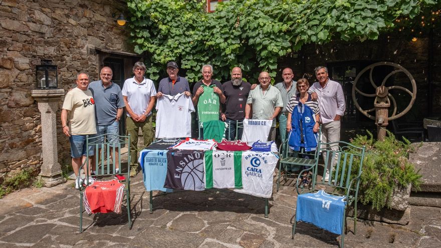 O Noso Basket despide la temporada en Santiago con camisetas históricas