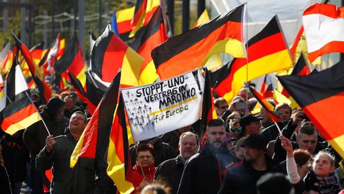 Simpatizantes de extrema derecha se manifiestan en Berlín en la conmemoración de la reunificación alemana.