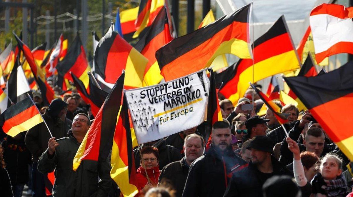 zentauroepp45315209 far right supporters march on german reunification day in be181003165848