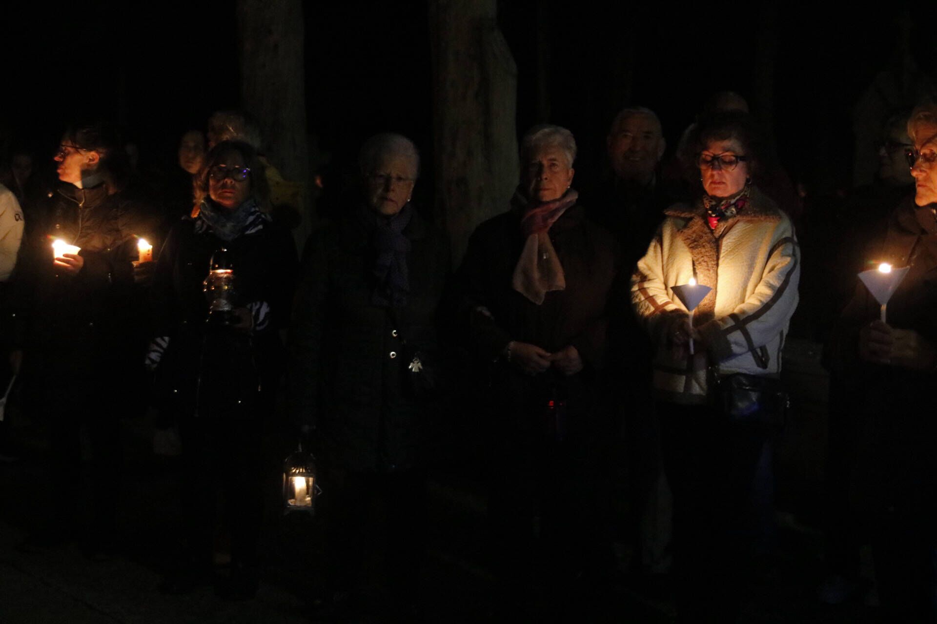 La procesión de las ánimas recorre el cementerio de San Atilano de Zamora con motivo de la noche de Difuntos y con la única iluminación de velas o faroles