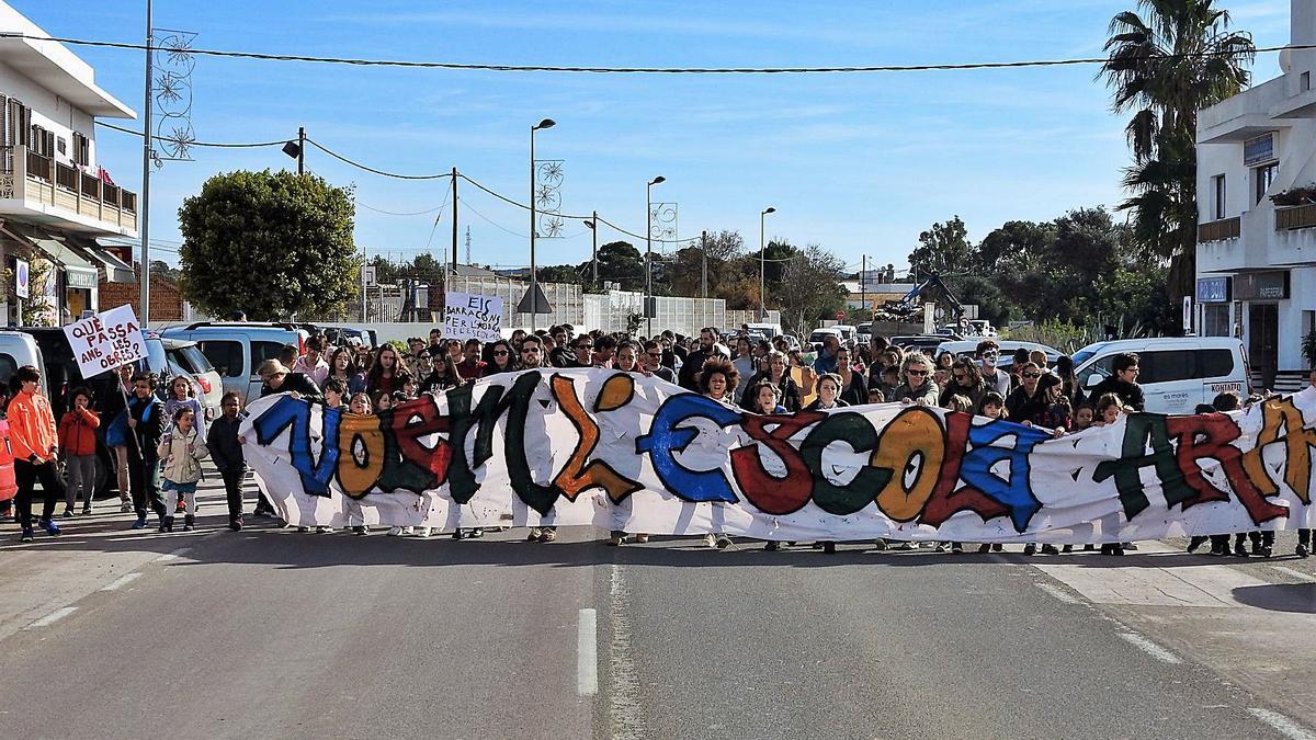 Manifestación de madres, padres, profesores y alumnos celebrada en diciembre de 2018 en Sant Ferran.