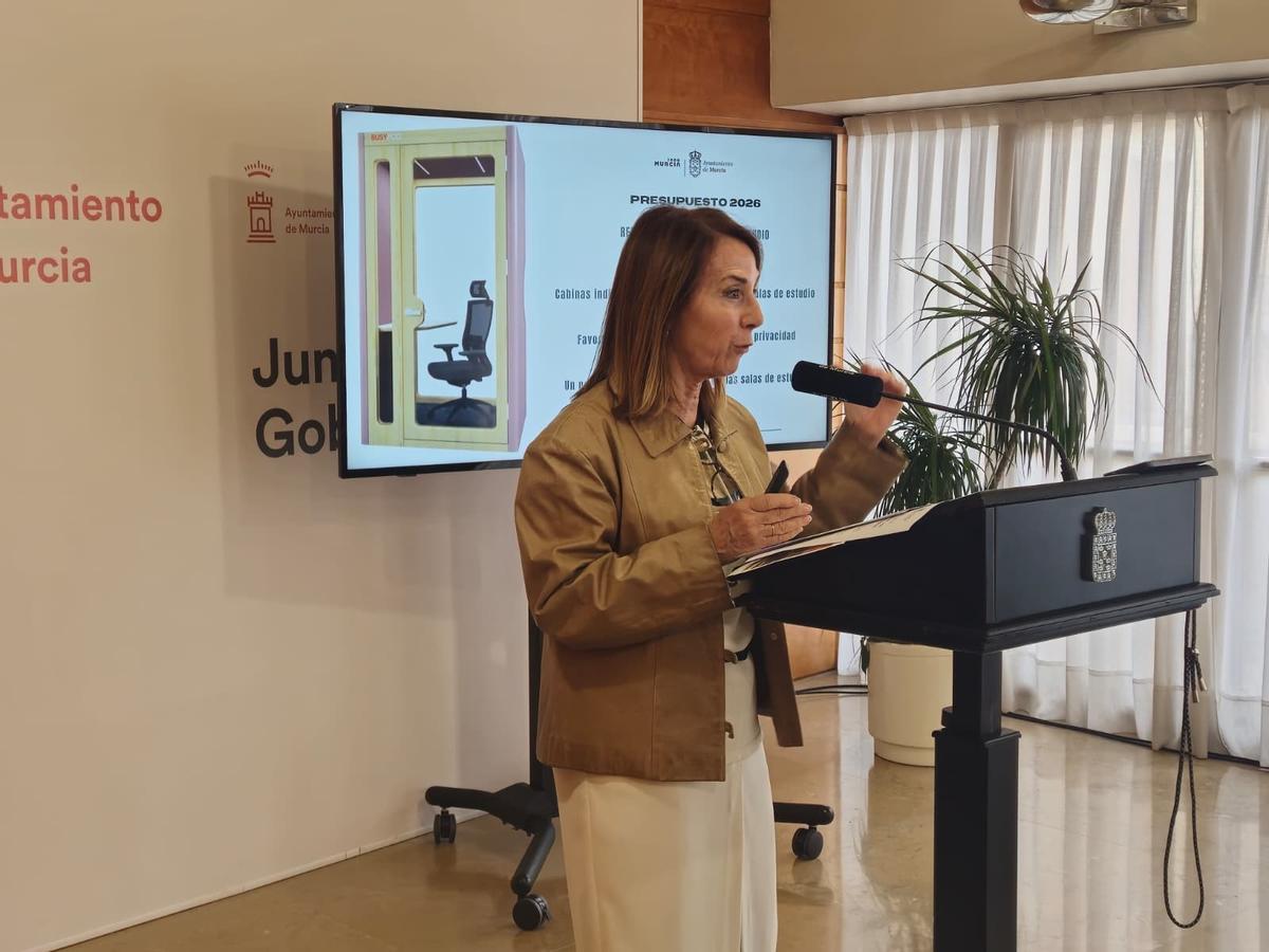 La edil de Educación y Atención a la Ciudadanía, Belén López, presenta las cabinas insonorizadas para las salas de estudio.