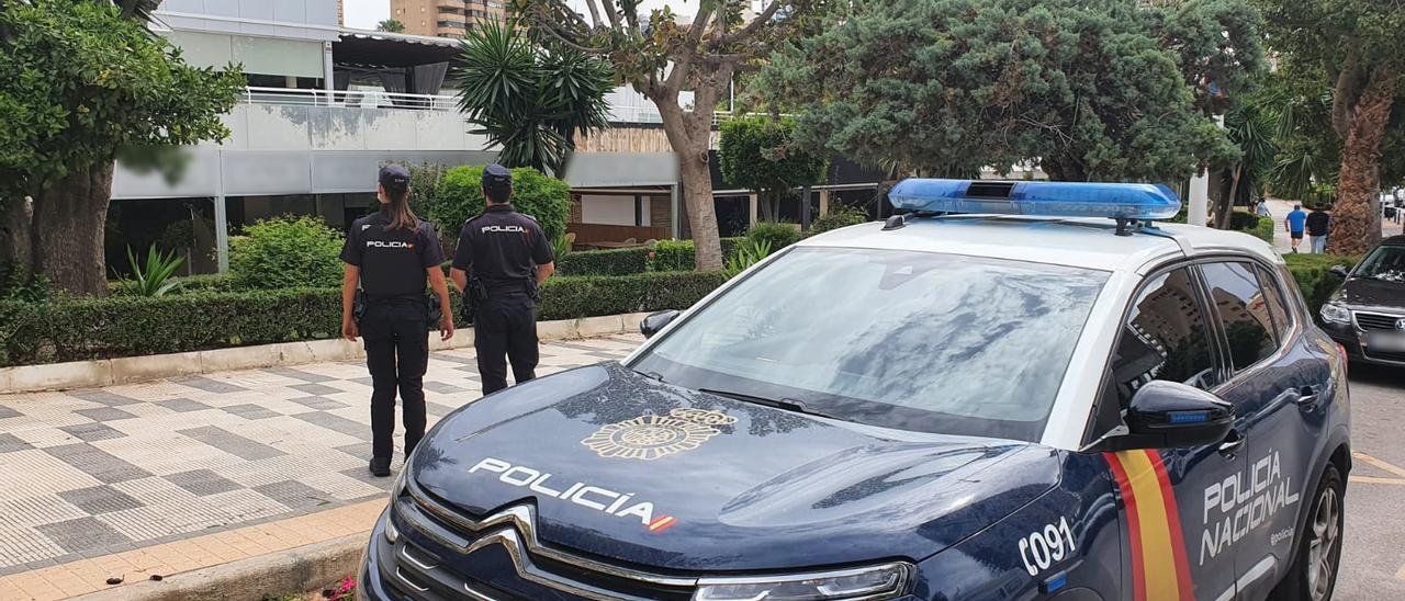 La Policía en el lugar de la riña disuelta en Benidorm.