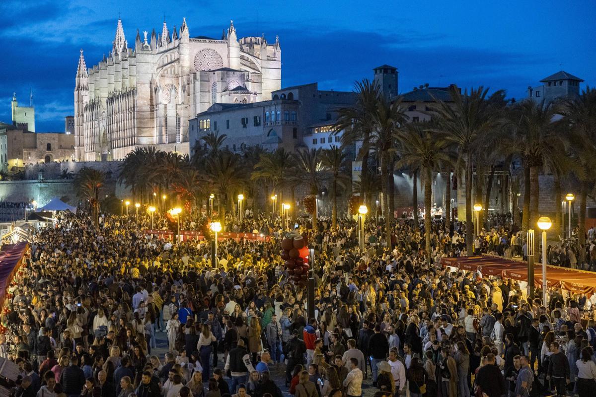 FOTOS | Palma reune a centenares de personas para disfrutar del Raïm Wine Fest