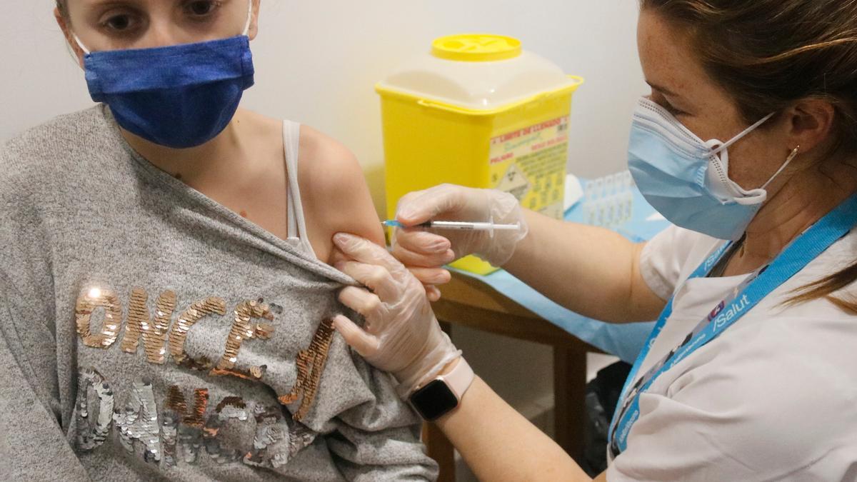 Una nena rebent la dosi del vaccí de Pfizer