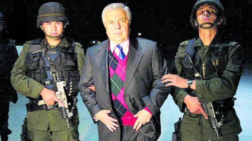 Gilberto Rodríguez Orejuela, escortat per dos policies a Bogotà  | AGÈNCIES