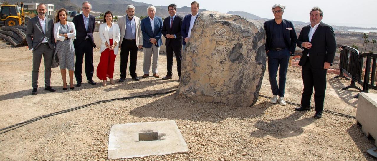 Momento de la puesta de la primera piedra, ayer.