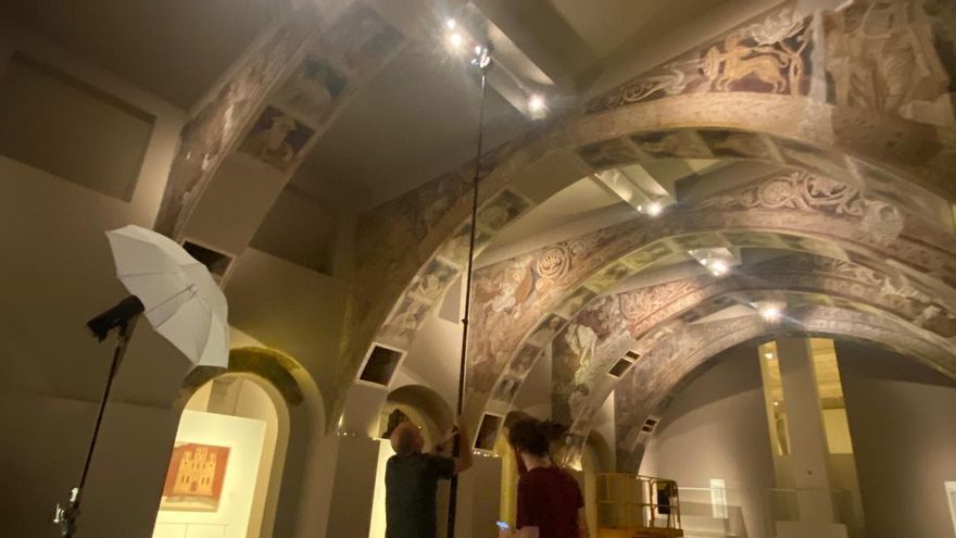 Los técnicos aragoneses estudian los murales de Sijena.