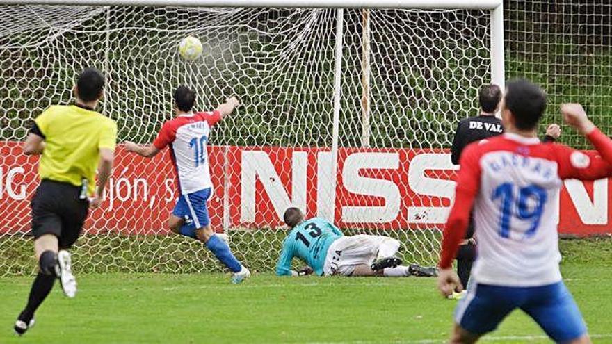 Imagen que capta el preciso instante en el que el sportinguista Chiki materializa el quinto tanto de los locales, tras fusilar a placer al guardameta Javi Seral.