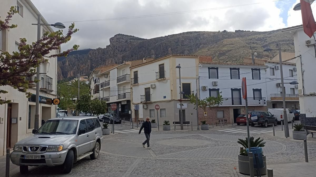 Un vecino de Huesa (Jaén), el pueblo con menor renta media de Espapa, cruza una calle frente al Ayuntamiento.