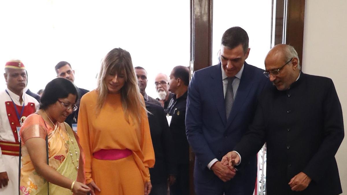 Begoña Gómez, junto al presidente del Gobierno, Pedro Sánchez, en una recepción en Bombay.