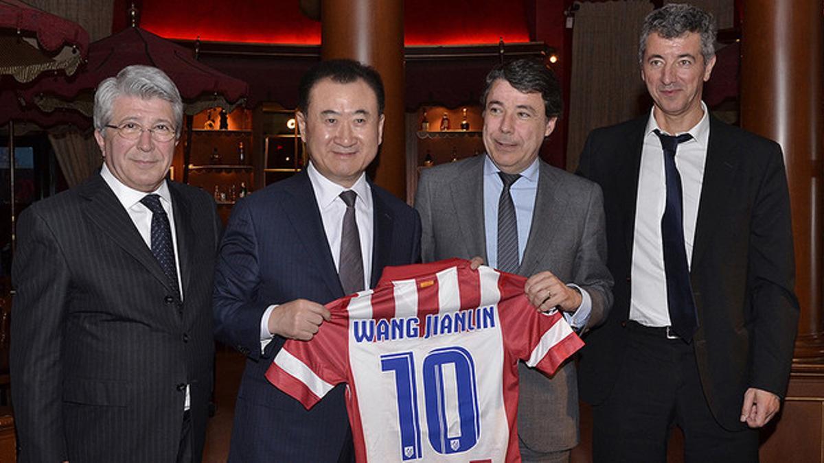 El empresario chino Wang Jianlin posa junto a Ignacio González, presidente de la comunidad de Madrid, Enrique Cerezo (izquierda) y Miguel Ángel Gil Marín