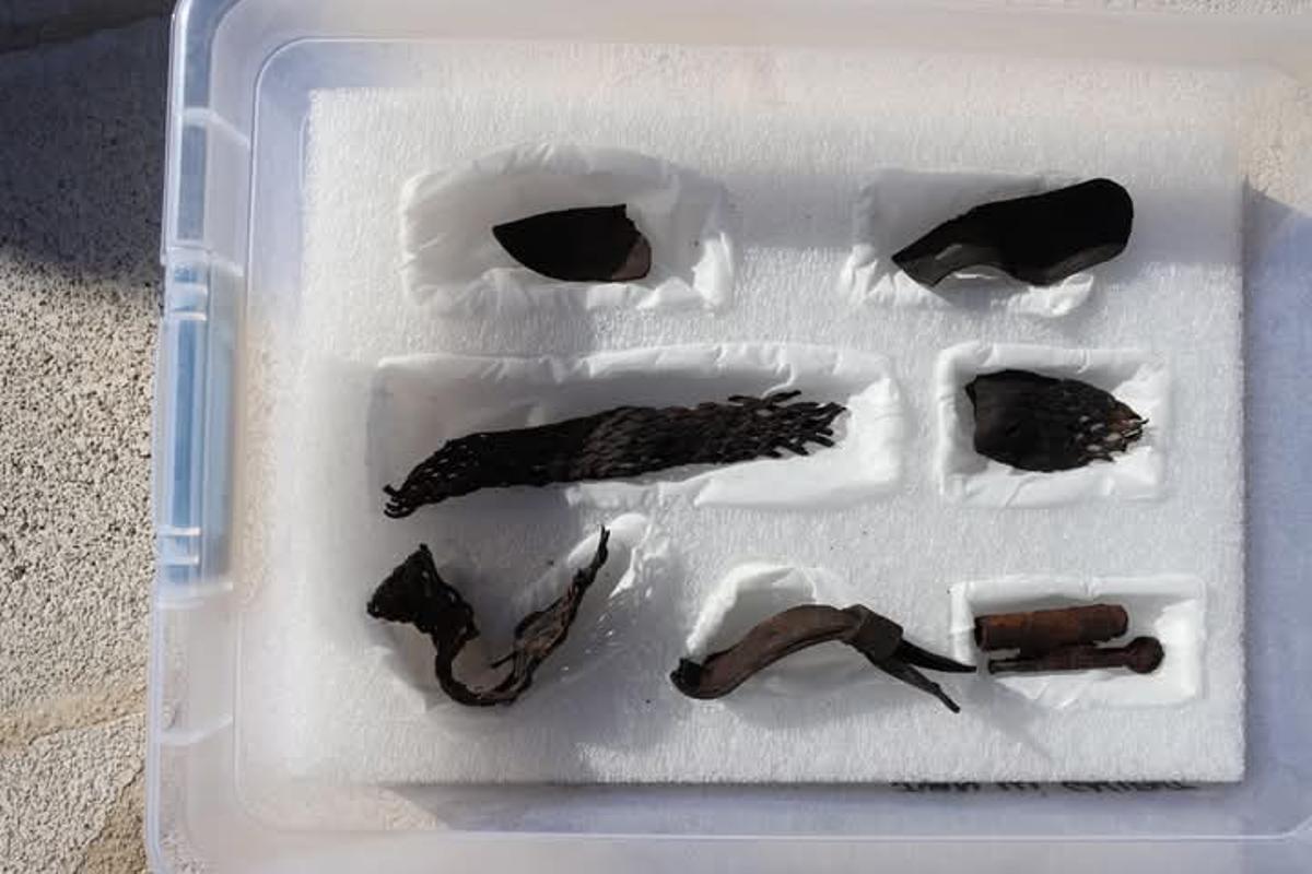 Trozos del cinturón que se encontró junto a los restos de Juan Lli.