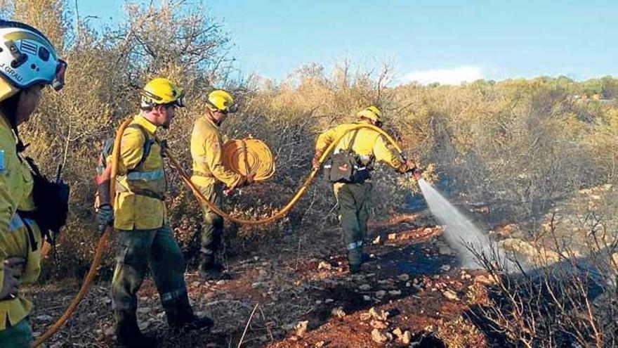 Labores de extinción del incendio declarado ayer por la tarde en Son Doblons, en Petra.