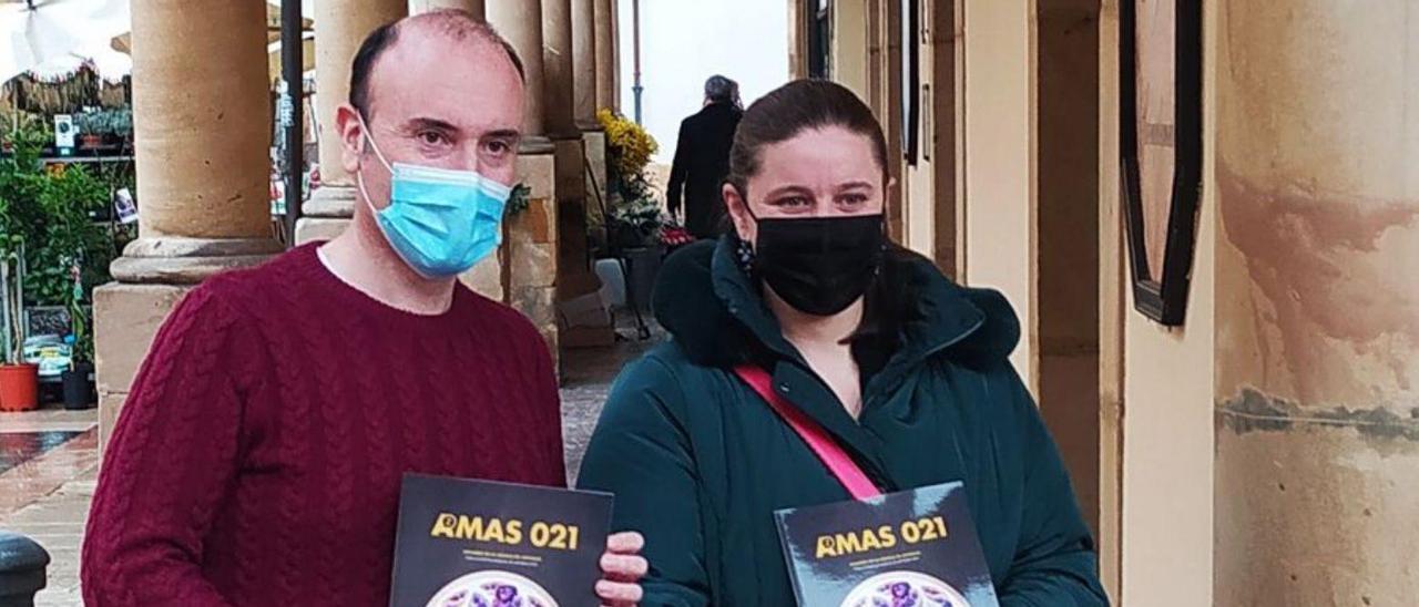 Pablo León Gasalla y Julia María Martínez-Lombó, con el Anuario, ayer, en la plaza del Fontán. | F. Torre