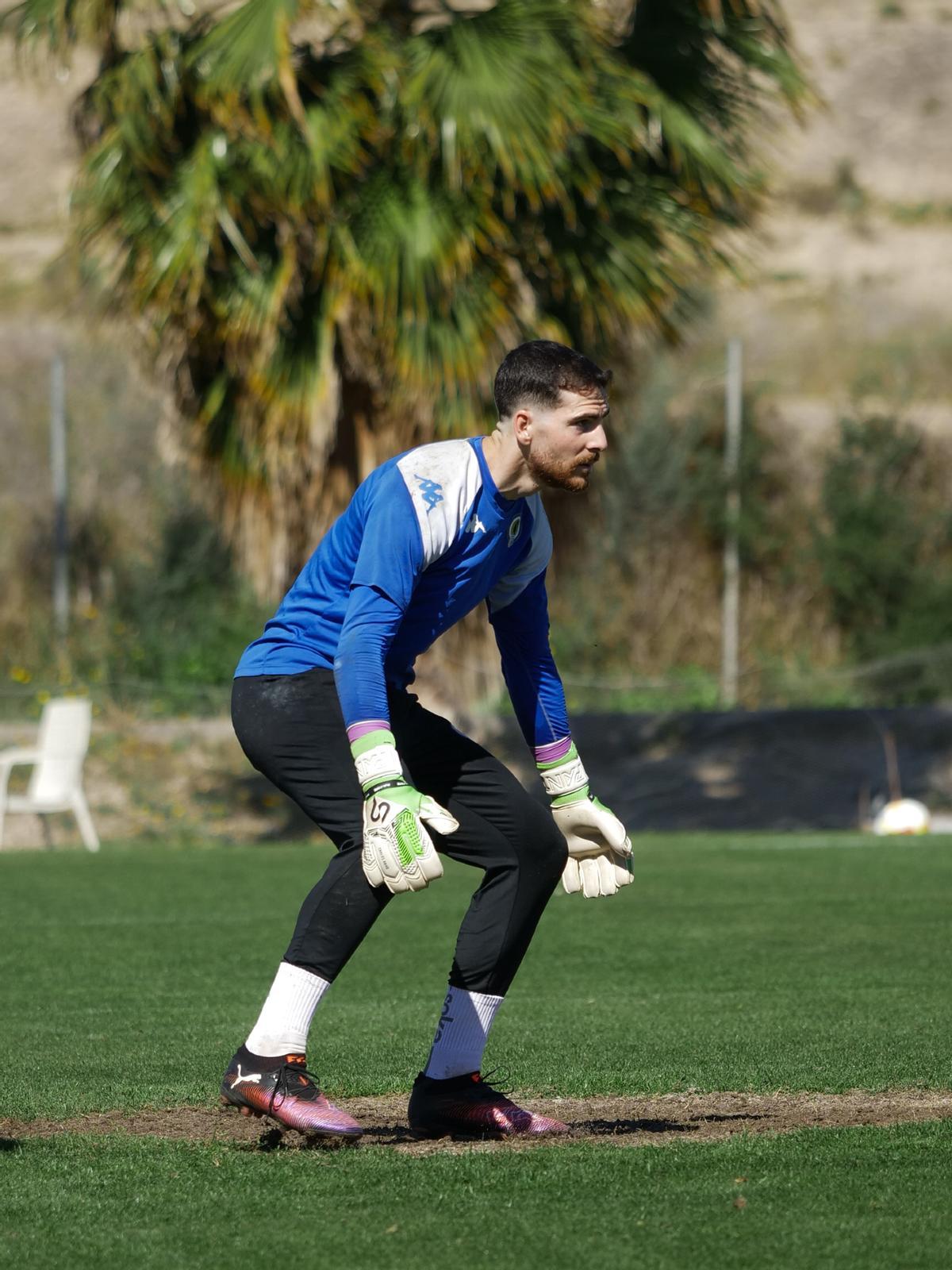 Carlos Abad, entrenando en el campo de Fontcalent.