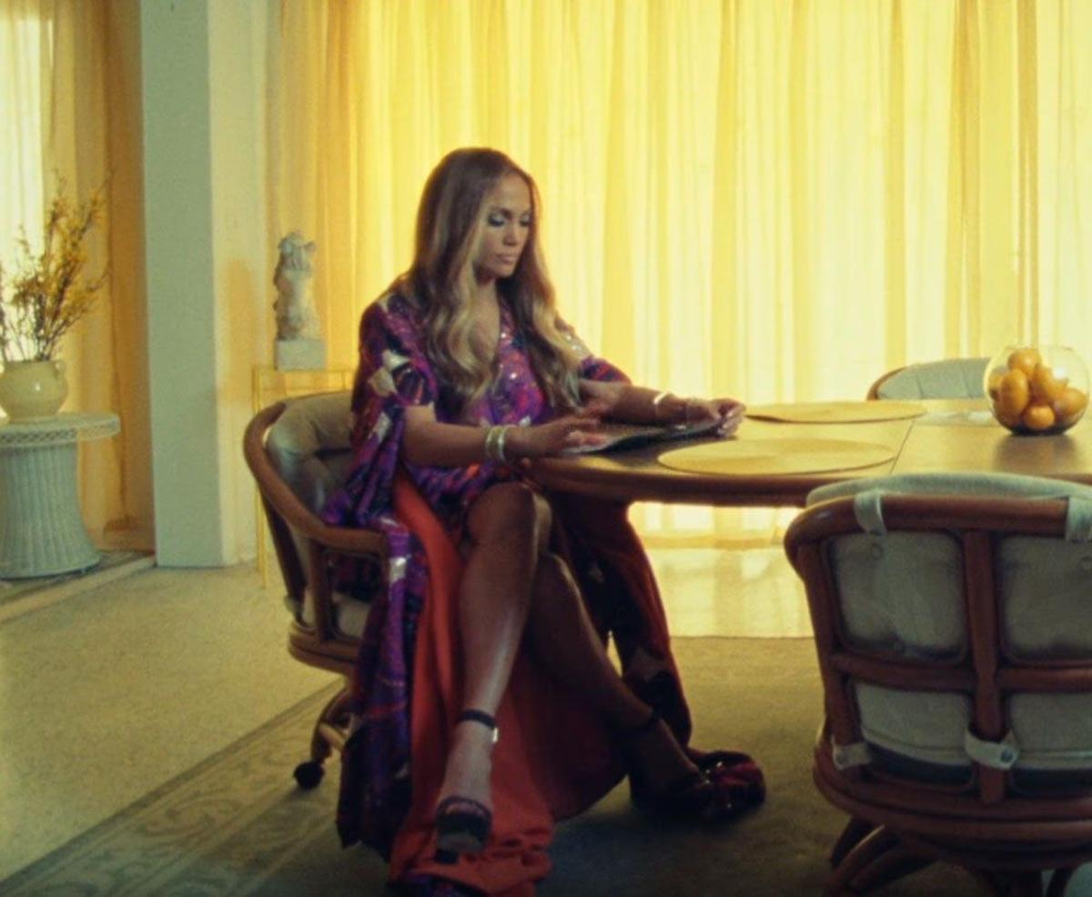 Jennifer Lopez se ha aficionado a los vestidos con capa en el videoclip 'Ni tú ni yo'