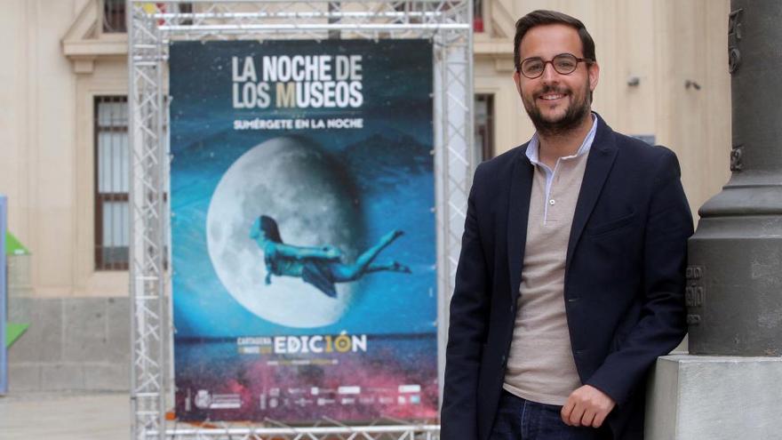 Martínez posa junto al cartel de esta décima edición.