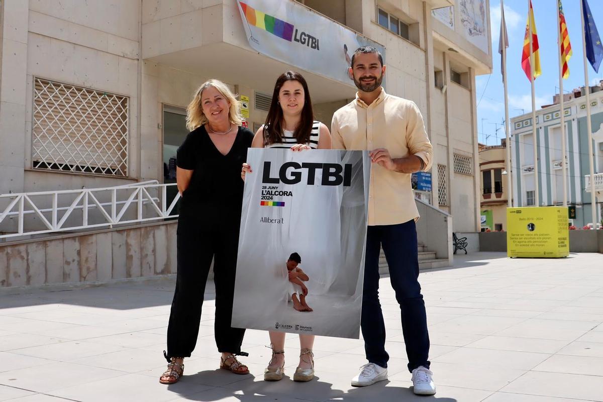 Presentación del cartel de la campaña 2024 de l’Alcora con Falomir, Pons y la técnica de Igualdad.