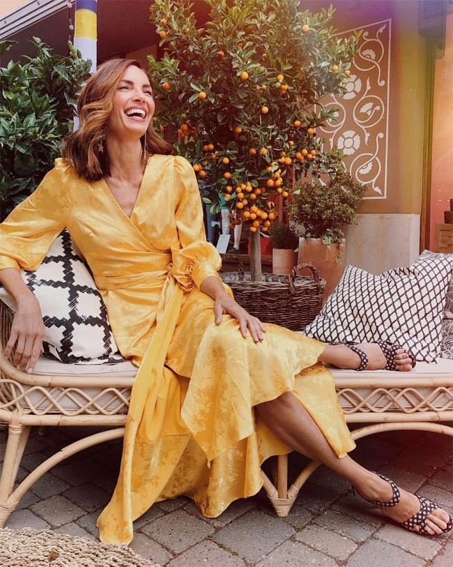La modelo Eugenia Silva con vestido de invitada amarillo, de Mioh