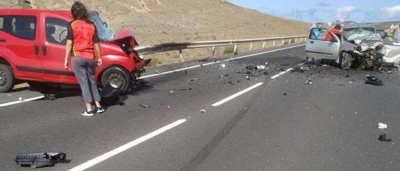 Los dos vehículos implicados en la colisión frontal ocurrida en la tarde de ayer en Tinajo. | | LA VOZ DE LANZAROTE