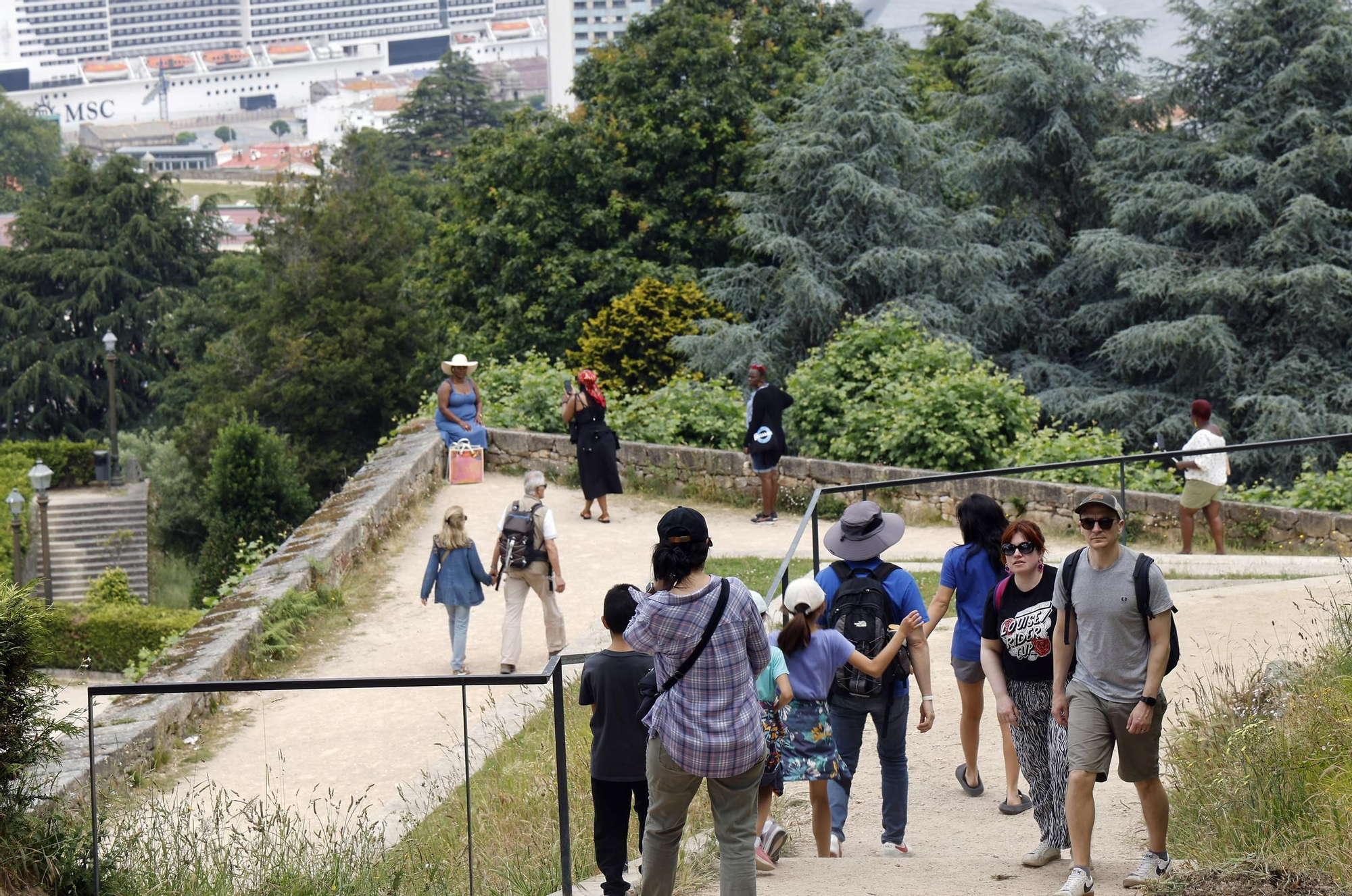 Marea de cruceristas en Vigo con la doble escala del «Independence of the Seas» y «MSC Virtuosa»